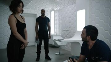 Camiseta negra sin mangas de Daisy Johnson (Chloe Bennet) en Agentes de S.H.I.E.L.D. S03E01