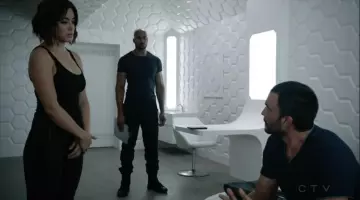 Le débardeur noir de Daisy Johnson (Chloe Bennet) dans Agents of S.H.I.E.L.D. S03E01