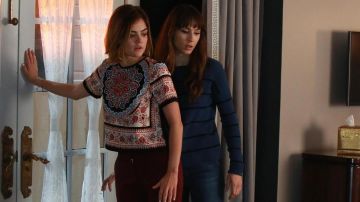 Le top Topshop de Aria Montgomery (Lucy Hale) dans Pretty Little Liars