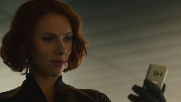 The Samsung Galaxy S6 Edge to Natasha Romanoffs (Scarlett Johansson) in Avengers : Age of Ultron