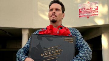 The box Whisky Black Label Johnnie Walker Johnny Chase (Kevin Dillon) on Entourage