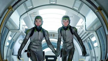 The holding Salamander Flash" scope by Moises Arias (Emily Brobst) in The strategy Ender