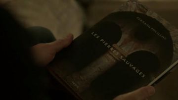 El libro "Les Pierres sauvages" de Fernand Pouillon ofrecido a Salomé Rickwaert (Lubna Gurion) en Baron Noir S01E04