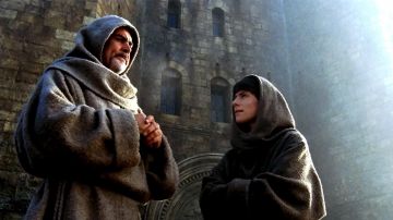 El escapulario del monje franciscano usado por Guillaume de Baskerville (Sean Connery) en El nombre de la rosa