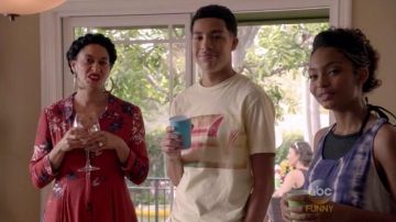 Robe florale rouge de Rainbow Johnson dans Blackish