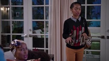 El jersey del equipo de lápiz labial usado por Zoey Johnson (Yara Shahidi) en negro (S02E15)