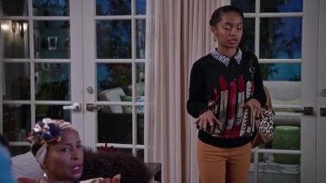 Le sac à dos leopard Betsey Johnson de Zoey Johnson (Yara Sha­hidi) dans Black-ish (S02E15)