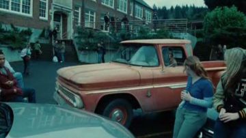 The pick-up Chevrolet C 10 1963 Bella Swan (Kristen Stewart) in Twilight, chapitre 1 : Fascination