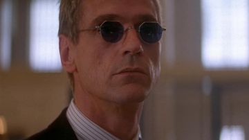 Las gafas de sol hexagonales de Simon Gruber (Jeremy Irons) en Die Hard 3: A Day in Hell