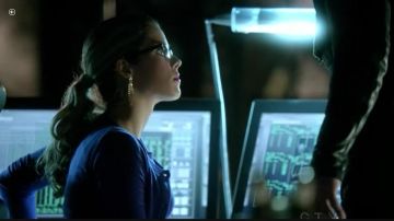 Les boucles d'oreilles "Plume" de Felicity dans Arrow