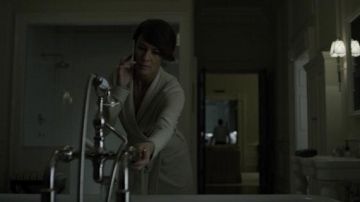 Le peignoir Neiman Marcus de Claire Underwood (Robin Wright) dans House of Cards (Saison 3 Épisode 10)