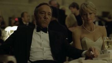 La chemise de smoking Lanvin de Frank Underwood (Kevin Spacey) dans House of Cards