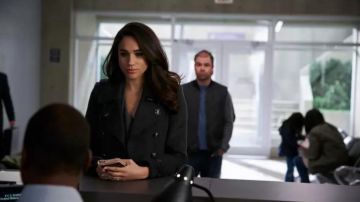 Coat Burberry Rachel Zane (Meghan Markle) on Suits S06E02
