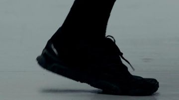 Sport shoes training of Mark Watney (matt Damon) in a Single on March