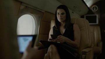 The smartphone OnePlus One, Leann Harvey (Neve Campbell) in House of Cards