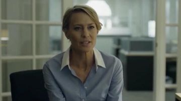 La chemise bleue Banana Republic de Claire Underwood (Robin Wright) dans House of Cards S01E03