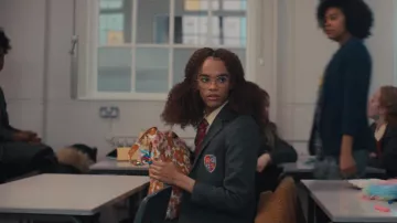 Sac fourre-tout de livre typo porté par Elle Argent (Yasmin Finney) comme on le voit dans Heartstopper (S01E02)