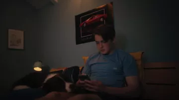 T-shirt Vans Off The Wall porté par Nick Nelson (Kit Connor) vu dans Heartstopper (S01E02)