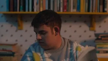 Asos Design Knit­ted Over­sized Flo­ral Jumper worn by Isaac Henderson (Tobie Donovan) as seen in Heartstopper (S01E03)