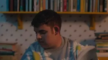 Asos Design Knit­ted Over­sized Flo­ral Jumper worn by Isaac Henderson (Tobie Donovan) as seen in Heartstopper (S01E03)