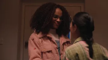 Daisy Street Oversized Trucker Jacket porté par Elle Argent (Yasmin Finney) comme on le voit dans Heartstopper (S01E03)
