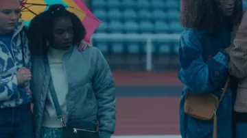 Pretty Little Thing Sage Green Nylon Popper Button Pocket Bomber Jacket porté par Tara Jones (Corinna Brown) comme on le voit dans Heartstopper (S01E04)