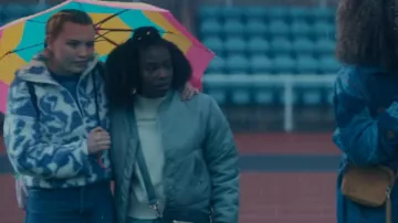 Monki Amalia Swirl Print Sweater porté par Darcy Olsson (Kizzy Edgell) vu dans Heartstopper (S01E04)