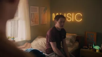 Vans Small Logo T Shirt porté par Nick Nelson (Kit Connor) vu dans Heartstopper (S01E04)