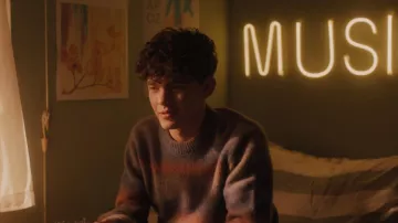 French Connection Space Dye Stripe Crewneck Sweater porté par Charlie Spring (Joe Locke) vu dans Heartstopper (S01E06)