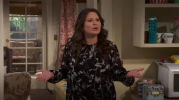 Le haut Kooples Floral Print porté par Jen (Katie Lowes) vu dans How We Roll (S01E05)