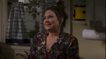 Generation Love Odessa Mixed Print Satin Pajama Set porté par Jen (Katie Lowes) comme on le voit dans How We Roll (S01E10)