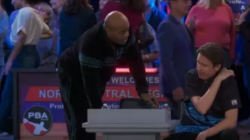 Sergio Tacchini Velour Damarindo Survêtement noir / vert porté par Archie (Chi McBride) comme on le voit dans How We Roll (S01E10)