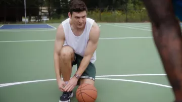 Nike Giannis Immortality Sneakers portées par Joel (Charlie Hall) comme on le voit dans Single Drunk Female (S02E03)