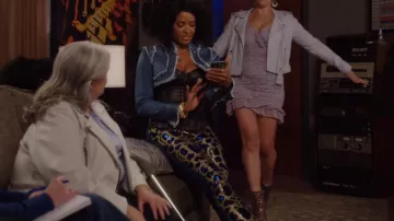 Venus Sequin Leopard Print Jeans portés par Wickie Roy (Renée Elise Goldsberry) comme vu dans Girls5eva (S02E02)