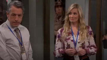 Kobi Halperin Laurena Chemisier porté par Gemma Johnson (Beth Behrs) vu dans The Neighborhood (S05E18)