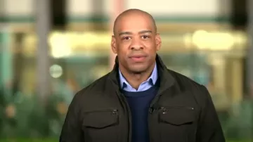 Tommy Hilfiger Veste bomber de performance à quatre poches portée par DeMarco Morgan comme vu dans Good Morning America le 17 avril 2023