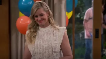 Blouse brodée Farm Rio Star portée par Gemma Johnson (Beth Behrs) vue dans The Neighborhood (S05E18)