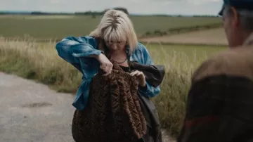 Asos Design Oversized Faux Fur Tote Bag con impresión de monograma en marrón usado por Costello (Daisy May Cooper) como se ve en Rain Dogs (S01E07)
