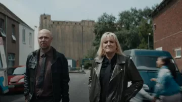 Dorothy Perkins Chaqueta motera alta de cuero sintético usada por Costello (Daisy May Cooper) como se ve en Rain Dogs (S01E07)