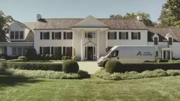Spacious mansion in the Sterling Ridge neighborhood of Harrison in New York as the mansion of Claire Debella (Kathryn Hahn) in Glass Onion: A Knives Out Mystery