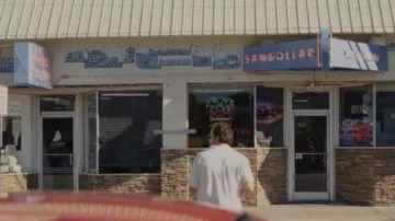 Roberts Market en Wrightsville Beach como The Sandollar Tavern visitado por Mike Valentine (Édgar Ramírez) en Florida Man (S01E05)