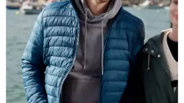 Chaqueta azul usada por Russ (Luke Mitchell) como se ve en A Pinch of Portugal