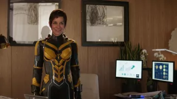 Le cosplay costumé de Guêpe porté par Hope Van Dyne (Evangeline Lilly) dans le film Ant-Man et la Guêpe : Quantumania
