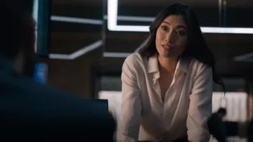 Vince Slim-Fit Long-Sleeve Stretch-Silk Blusa usada por Emma Hill (Catherine Haena Kim) como se ve en The Company You Keep (S01E08)