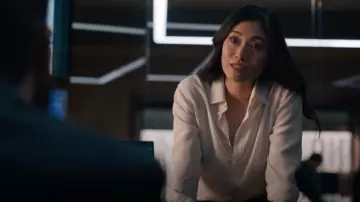 Chemisier en soie extensible à manches longues Vince porté par Emma Hill (Catherine Haena Kim) vu dans The Company You Keep (S01E08)