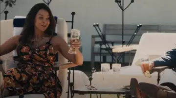 Jonathan Simkhai Portia Robe midi à fleurs plissées en imprimé noir portée par Daphne Finch (Felisha Terrell) comme on le voit dans The Company You Keep (S01E08)