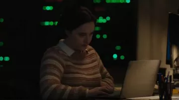 Faherty Autumn Stripe Sweater porté par l’agent spécial Hana Gibson (Keisha Castle-Hughes) comme on le voit dans FBI: Most Wanted (S04E18)