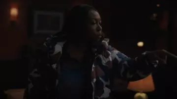 Rag & Bone Joelle Manteau en duvet à capuchon imprimé matelassé porté par l’inspectrice adjointe Regina Haywood (Amanda Warren) vu dans l’est de New York (S01E18)