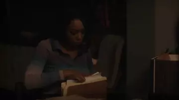Diane von Furstenberg Desreen Dégradé Ribbed Cotton Blend Polo Sweater porté par l’inspectrice adjointe Regina Haywood (Amanda Warren) vu dans l’est de New York (S01E18)