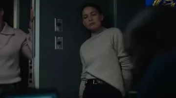 Monki Knit pull Beige porté par l’agent spécial Kristin Gaines (Alexa Davalos) comme vu dans FBI: Most Wanted (S04E18)